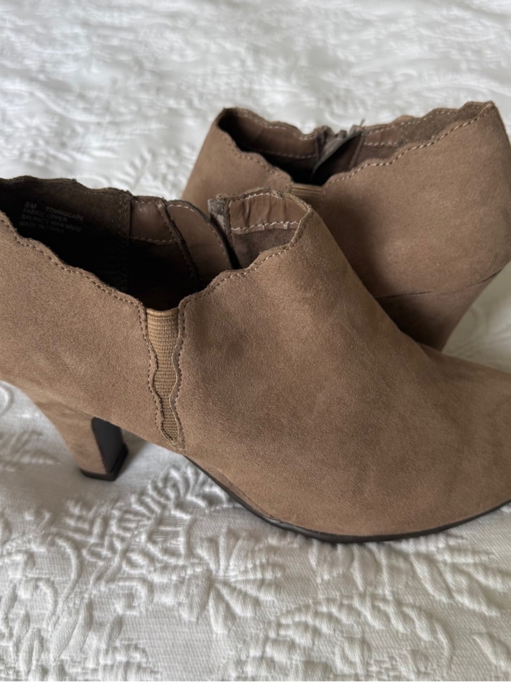 Aerosoles Faux Taupe Suede Ankle Booties - size 8